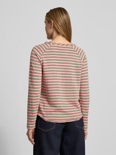 Kobiece modelka nosi Longsleeve mit Rundhalsausschnitt von Smith and Soul, bawełna bio, regular fit, różowe i szare paski, widok z tyłu.