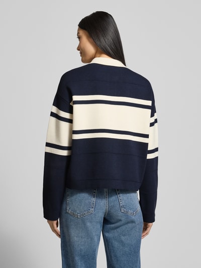 Vrouwenmodel draagt Cardigan aus Viskose-Mix im Colour-Blocking-Design van Gant in boxy fit, blauw en crème, rugaanzicht, Knopfleiste, opgestikte zakken.