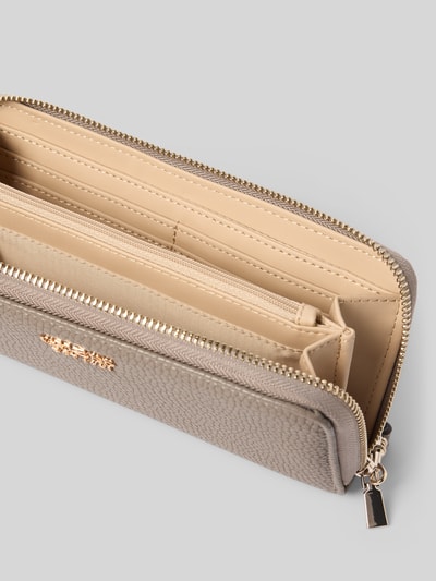 Produktfoto, Portemonnaie mit Label-Detail Modell 'BRENTON' von Guess, beige-grau, Hauptfach mit Reißverschluss, Innenfach mit Reißverschluss