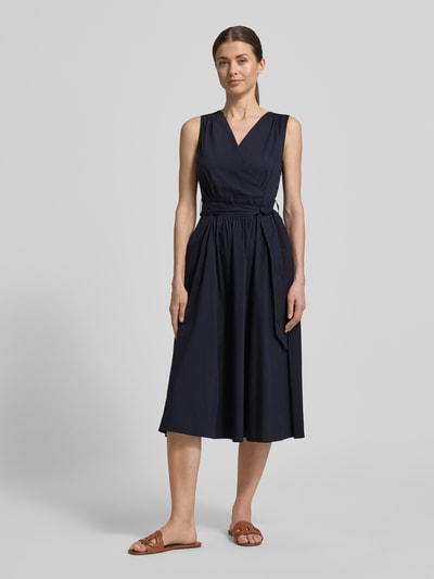 Kobiece modelka nosi Midikleid mit V-Ausschnitt und Bindegürtel von ROBE LÉGÈRE, mieszanka bawełny, linia a, dekolt w serek, wiązany pasek, długość tyłu w rozmiarze 36: 117 cm, szerokość w rozmiarze 36: 36 cm, kolor ciemnogranatowy, tekstura gładka, całopostaciowy widok z przodu