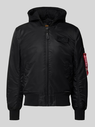 Produktfoto, schwarze Regular Fit Bomberjacke mit Kapuze von Alpha Industries, Zipper, Label-Patch, Armtasche, Webstoff, gerippte Abschlüsse.
