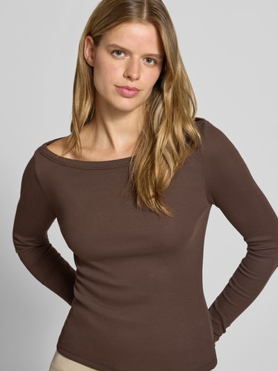 Frauenmodel trägt Slim Fit Shirt aus Baumwoll-Mix Modell 'MAYA' von NOISY MAY® in Braun, Ripp-Optik, U-Boot-Ausschnitt, Nahaufnahme Oberkörper.