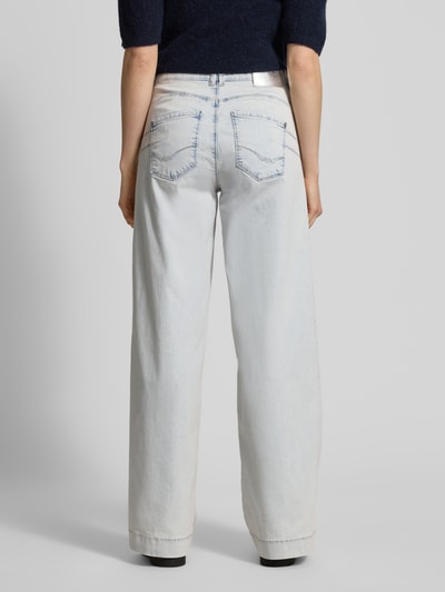 Frauenmodel trägt Jeans mit 5-Pocket-Design von MAC in hellem Blau, gerader Schnitt, Baumwoll-Mix, Ganzkörperansicht Rückansicht.