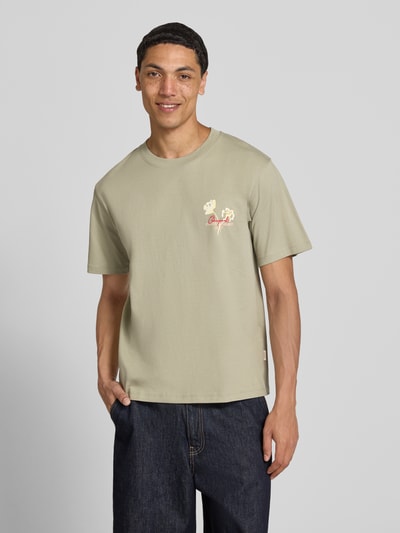 Männermodel trägt T-shirt mit motiefprint en ronde hals, regular fit van Jack & Jones, puur katoen, ruglengte maat M 70 cm, Ganzkörperansicht van voren