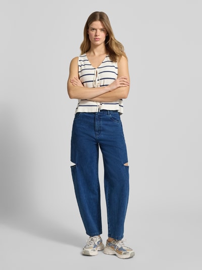 Frauenmodel trägt Barrel Jeans mit seitlichen Cut Outs von Karo Kauer aus Reine Baumwolle, Loose-Fit, 5-Pocket-Design, Knopf- und Reißverschluss, dunkelblau, Ganzkörperansicht von vorne.