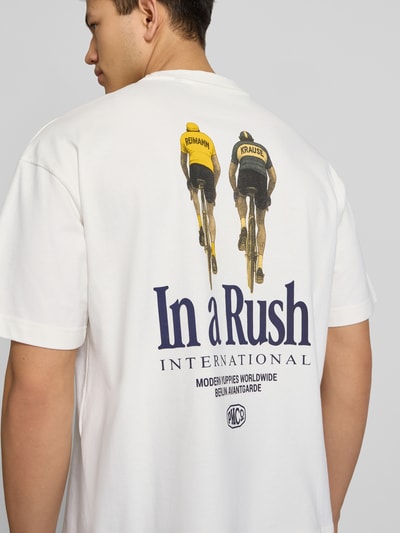 Männermodel trägt weißes T-Shirt mit rückseitigem Print Modell 'Cyclists Tee' von PROHIBITED aus reiner Baumwolle, Ganzkörperansicht Rückansicht.
