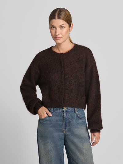 Kobieta w kardiganie rozpinanym Cropped Strickjacke aus Mohair-Mix Modell 'debbie' od Gestuz, ciemny brąz, okrągły dekolt, listwa guzikowa, mieszanka moheru i bawełny, długość tyłu 46 cm, długość rękawów 74 cm, widok na górną część ciała z przodu
