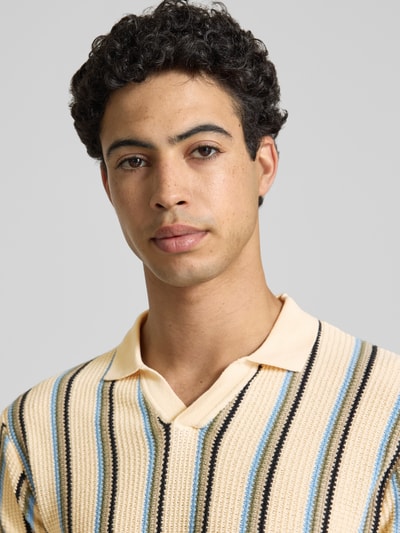 Männermodel trägt Slim Fit Poloshirt mit V-Ausschnitt Modell 'AMOS' von Blend, Allover-Streifen, reine Baumwolle, Nahaufnahme Oberkörper.