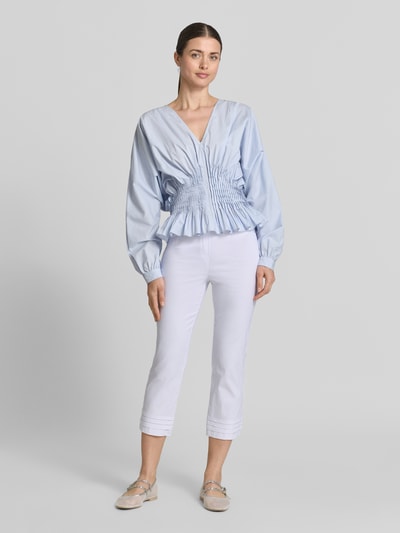 Kobiece modelka nosi Caprihose aus Viskose-Mix Modell 'Ina' od STEHMANN, kolor biały, krój slim fit, drapowania, Szerokość w rozmiarze 36: 38 cm, długość wewnętrzna nogawki 59 cm, widok całej sylwetki z przodu.