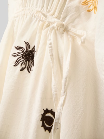 Produktfoto, Minikleid mit V-Ausschnitt und Stitchings von Jake*s Casual aus reiner Baumwolle, helle Farbe, taillierter Schnitt, strukturierte Oberfläche, Stickdetails in Braun und Gelb.