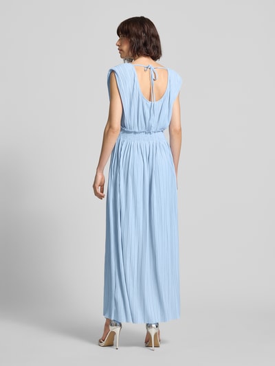 Frauenmodel trägt Maxikleid mit Plisseefalten und rückseitiger Schnürung von ICHI im hellblauen Material-Mix mit Stretch-Anteil, Modell 'YAMILET', U-Boot-Ausschnitt, Taillierter Schnitt, Smok-Details, Ganzkörperansicht Rückansicht.