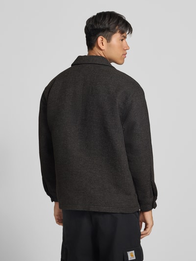 Männermodel trägt Regular Fit Hemdjacke mit Brusttasche Modell 'SOHO OLLIE' von JACK & JONES in Dunkelbraun mit feiner Struktur, Ganzkörperansicht Rückansicht. Rückenlänge und Schulterbreite laut Kontext.