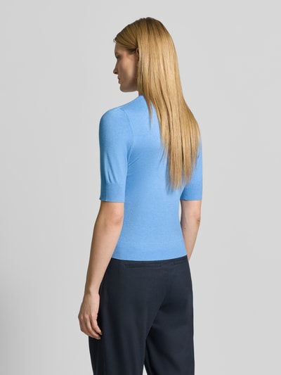 Kobiece modelka nosi Slim Fit T-Shirt aus Viskose-Mix od s.Oliver RED LABEL, w kolorze jasnoniebieskim, imitacja dzianiny, krój slim fit, aplikacja z metką, okrągły dekolt, krótki rękaw, zakończenia prążkowane, drobny splot, mieszanka wiskozy, pełny widok sylwetki z tyłu.