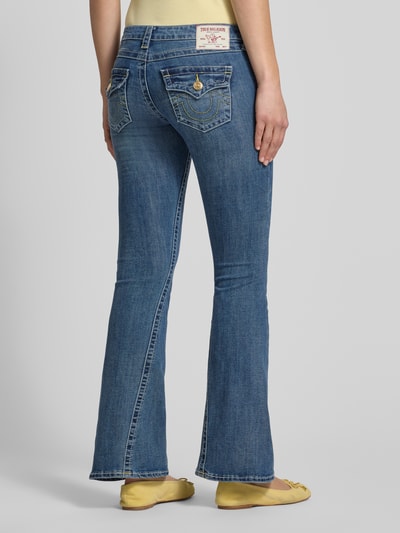 Frauenmodel trägt Low Rise Flared Jeans im 5-Pocket-Design Modell 'JOEY' von TRUE RELIGION, Viskose-Baumwoll-Mix, Ganzkörperansicht Rückansicht.