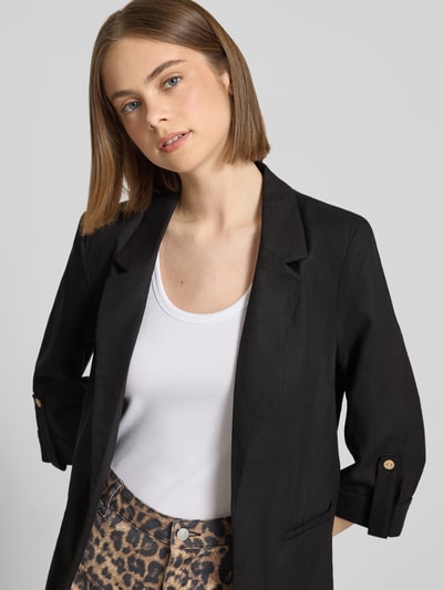 Frauenmodel trägt Relaxed Fit Blazer aus Viskose-Leinen-Mix Modell 'GOA' von Only in Optik: Unifarben mit Leistentaschen, Nahaufnahme Oberkörper.