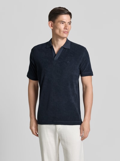 Männermodel trägt Regular Fit Poloshirt aus reinem Baumwoll-Frottee von Marc O'Polo in Dunkelblau, Herren, Ganzkörperansicht von vorne.