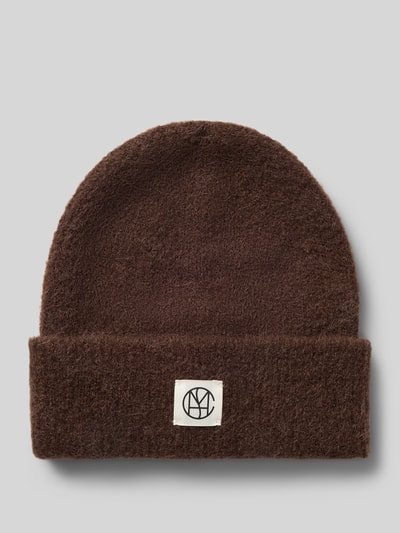Produktfoto, braune Mütze aus elastischem Woll-Mix mit Alpaka-Anteil von MSCH Copenhagen, breiter Umschlag, Label-Patch, Modell Hope Icon.