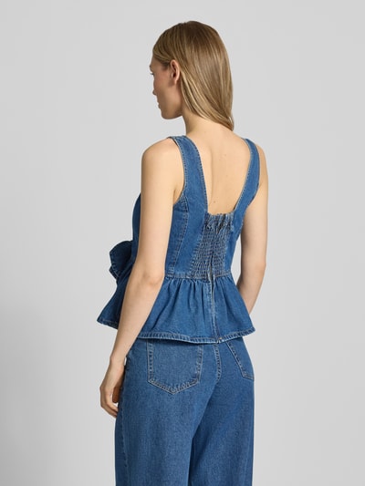 Frauenmodel trägt Jeanstop mit floralen Applikationen von YAS aus Reine Baumwolle, Taillierter Schnitt, Modell ELSIE, Rückenlänge bei Größe 36: 33 cm, Ganzkörperansicht Rückansicht.