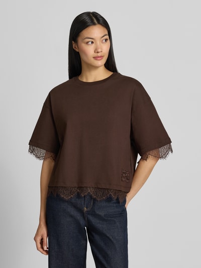 Frauenmodel trägt T-Shirt mit Spitzenbesatz von Smith and Soul in Braun, reine Baumwolle, gerader Schnitt, Ganzkörperansicht von vorne.