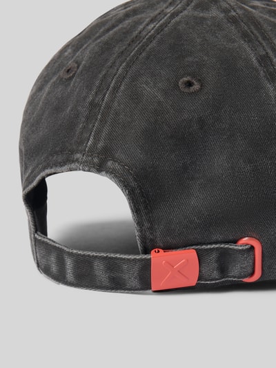 Produktfoto, Base Cap mit Allover-Logo-Print Modell 'Kobe' von Unio aus bawełna, nadruk z logo na całej powierzchni, wyhaftowany motyw, kolor czarny, tekstura denim