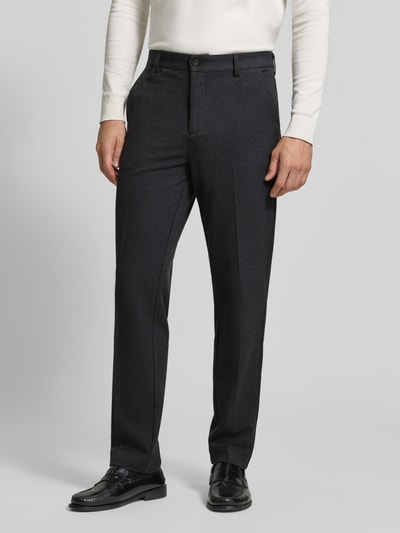 Männermodel trägt Straight Fit Stoffhose mit Viskose-Anteil von Lindbergh in Dunkelgrau, Bügelfalten, Nahaufnahme Unterkörper, Kontext Herren Stoffhose, elastischer Material-Mix, Knopf- und Reißverschluss, Bundweite Größe M 42 cm, Innenbeinlänge Größe M 80 cm.