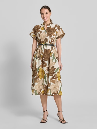 Frauenmodel trägt Midikleid mit Gürtel Modell 'Za44ritii' von ZABAIONE, Reine Baumwolle, Taillierter Schnitt, Tunikakragen, kurze Knopfleiste, Pinschließe, 1/2-Arm, florales Muster in Beige und Braun, Ganzkörperansicht von vorne.