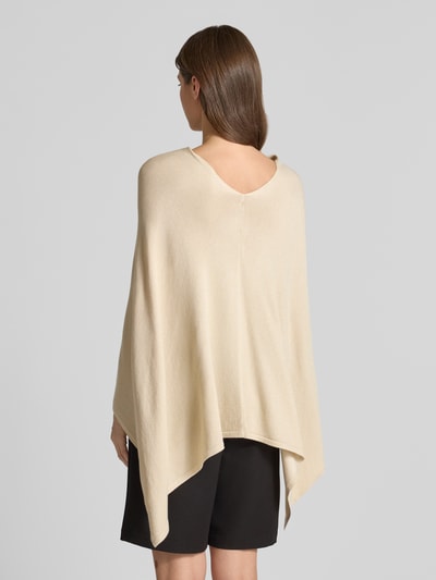 Frauenmodel trägt Stola aus Viskose-Mix in lockerer Passform von comma in Beige, weiche Textur, Rundhalsausschnitt, Ganzkörperansicht Rückansicht.