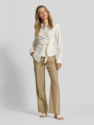 Frauenmodel trägt Regular Fit Leinenhose mit Galonstreifen Modell 'MAINE' von Brax, Melange-Optik, reines Leinen, Ganzkörperansicht von vorne.