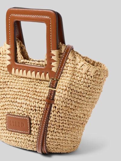 Produktfoto, Shoulder Bag in Flecht-Optik Modell 'Harlow' von Staud, naturfarbene Korbstruktur, eckige braune Schulterriemen, Detailaufnahme, Magnetverschluss, Maße 26x18x10 cm, Riemenlänge 113 cm.