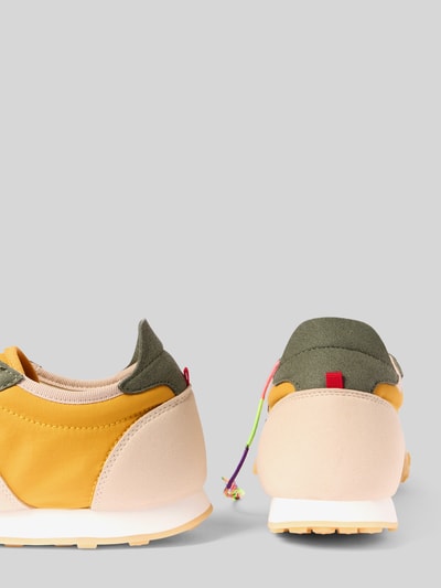Produktfoto, Sneaker mit Logo-Detail Modell 'G-Sprint' van Genesis in geel, groen en beige, geprofileerde zool, afgeronde pasvorm, vetersluiting, hakhoogte maat 44: 2 cm, schachthoogte: 10 cm, schachtbreedte: 7 cm