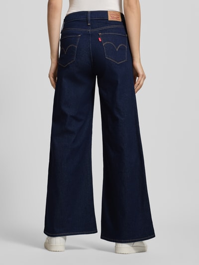 Kobiece model prezentuje Wide Fit Jeans mit 5-Pocket-Design od LEVI'S®, mieszanka bawełny, luźny krój, zapięcie na guzik i zamek, Ganzkörperansicht Rückansicht.