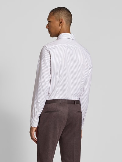Männermodel draagt slim fit zakelijk overhemd uit pure katoen model 'Spread Kent' van Seidensticker, Heren Businesshemd, volledige rugaanzicht.