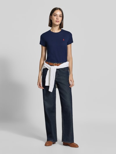 Frauenmodel trägt Regular Fit T-Shirt aus reiner Baumwolle von Polo Ralph Lauren in Dunkelblau, einfache Struktur, Ganzkörperansicht von vorne, Damen T-Shirt von Polo Ralph Lauren.