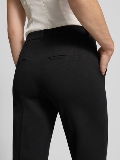 Männermodel trägt czarne spodnie z szerokimi nogawkami Wide Leg Hose mit Gürtelschlaufen Modell 'Fenja' od Stehmann, detaliczne ujęcie z tyłu, Damen Weite Hose von Stehmann