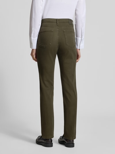 Frauenmodel trägt Regular Fit Gerade Hose aus Lyocell-Mix mit Modal-Baumwoll-Anteil Modell 'MARY' von Brax in Olive, Damen Gerade Hose, Ganzkörperansicht Rückansicht.