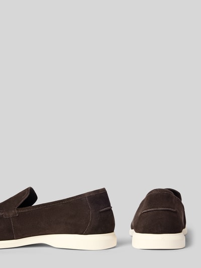 Produktfoto, Loafers aus Leder Modell 'STRIDE FLEX' von Lloyd in Dunkelbraun mit abgerundete-Spitze, Schlupfform, Echtleder, Absatzhöhe 2 cm, Schafthöhe 7 cm, Schaftweite 12 cm, weiße Sohle auf grauem Hintergrund