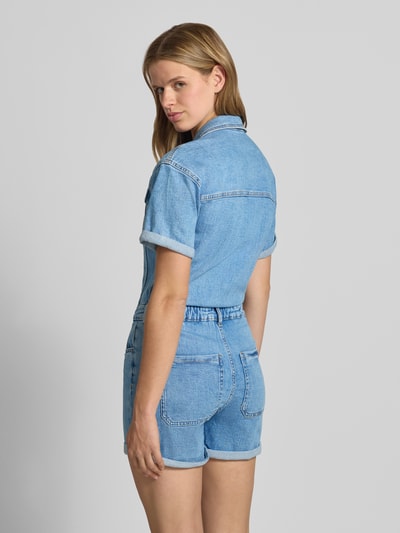 Frauenmodel trägt Regular Fit Playsuit aus Baumwoll-Mix Modell 'CASTEL' von Only in Denim-Optik mit Kontrast-Nähten, Ganzkörperansicht Rückansicht.