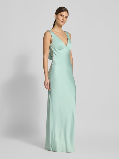Frauenmodel trägt Slim Fit Abendkleid mit Rückenausschnitt von Jake*s Cocktail, glänzender mintgrüner Satin, ärmellos, Ganzkörperansicht von vorne.