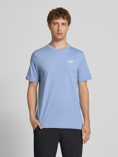 Männermodel trägt Regular Fit T-shirt mit gestikt logo van PUMA PERFORMANCE, puur katoen, ronde hals, ruglengte maat M 67 cm, volledig van voren