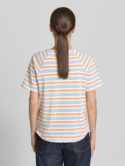 Modelka nosi Regular Fit T-Shirt mit Stitching od Smith and Soul, bawełna, wzór w paski, okrągły dekolt, długość pleców S: 60 cm. Ganzkörperansicht Rückansicht.