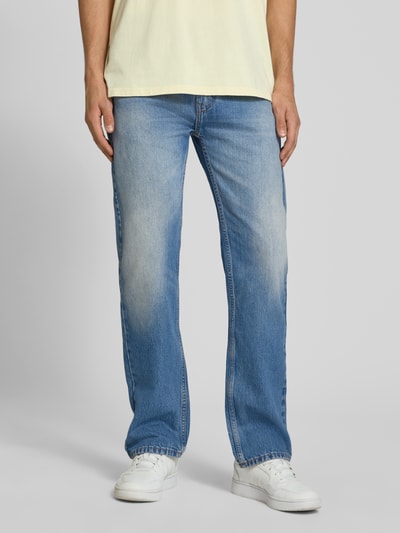 Mężczyznę model nosi niebieskie jeansy Regular Fit Straight Jeans aus reiner Baumwolle Modell '505® REGULAR' von Levi's®, wyprane z efektem sprania, gładka faktura, Herren Straight Fit Jeans von Levi's®, całkowity widok z przodu.