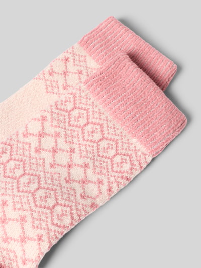 Produktfoto, Wärmende Socken in Strick-Optik von camano in Rosa und Creme mit Norweger-Look und elastischem Rippbündchen, weiche Textur