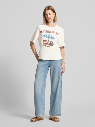 Frauenmodel trägt Relaxed Fit T-Shirt mit Ziersteinbesatz von Rich & Royal aus Reine Baumwolle, Rundhalsausschnitt, Damen T-Shirt, Rückenlänge bei Größe S 57 cm, Vorderansicht Ganzkörperansicht.