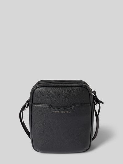 Produktfoto, Handtasche mit verstellbarem Schulterriemen von ARMANI EXCHANGE in Schwarz, rechteckige Form, glatte Struktur, Reißverschluss, Label-Detail.