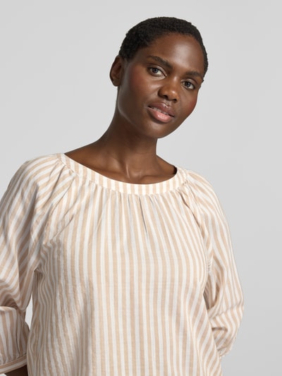 Frauenmodel trägt Loose Fit Kurzarmbluse aus Viskose-Baumwoll-Mix von s.Oliver RED LABEL, creme-beige gestreift, Nahaufnahme Oberkörper.