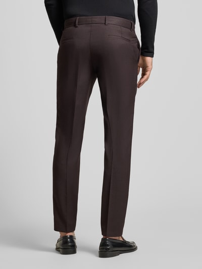 Männermodel trägt Straight Fit pantalon van zuivere scheerwol Model 'Paco' van CG – CLUB of GENTS, donkerbruin, bandplooien, zij- en achterzakken, knoop- en ritssluiting, ganzkörperansicht rückansicht.