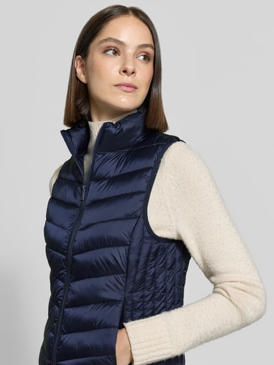 Modelka kobieca ma na sobie granatową kamizelkę o kroju regular fit ze stójką Regular Fit Weste mit Stehkragen od Jake*s Casual, zbliżenie na górną część ciała