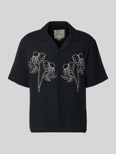 Produktfoto, Relaxed Fit Freizeithemd aus reiner Baumwolle Modell 'JACKSON' von Only & Sons in Schwarz, weiße Blumenstickerei, Resortkragen, Kurzarm, Seersucker-Textur