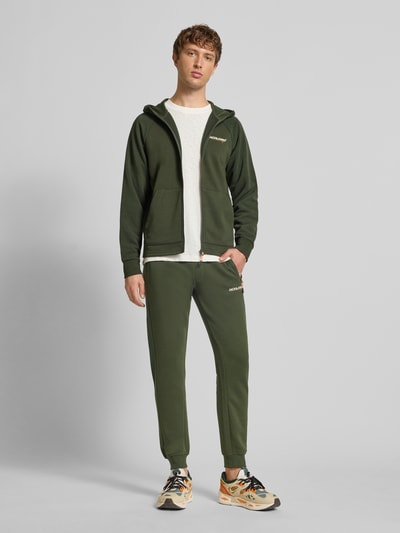 Jack & Jones Slim Fit Sweatpants mit Logo-Print Modell 'Gordon' Oliv 1