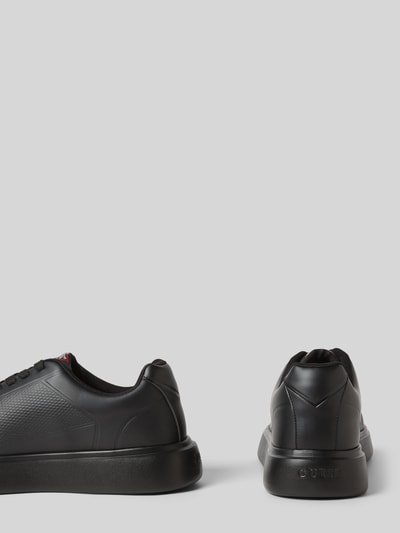 Produktfoto, Sneaker mit Schnürverschluss Modell 'PLEZIA' von Guess, schwarze Strukturierte Sohle, Label-Detail, abgerundete Spitze, Absatzhöhe 4 cm, Schafthöhe 7 cm, Schaftweite 7 cm, Herren Sneaker.